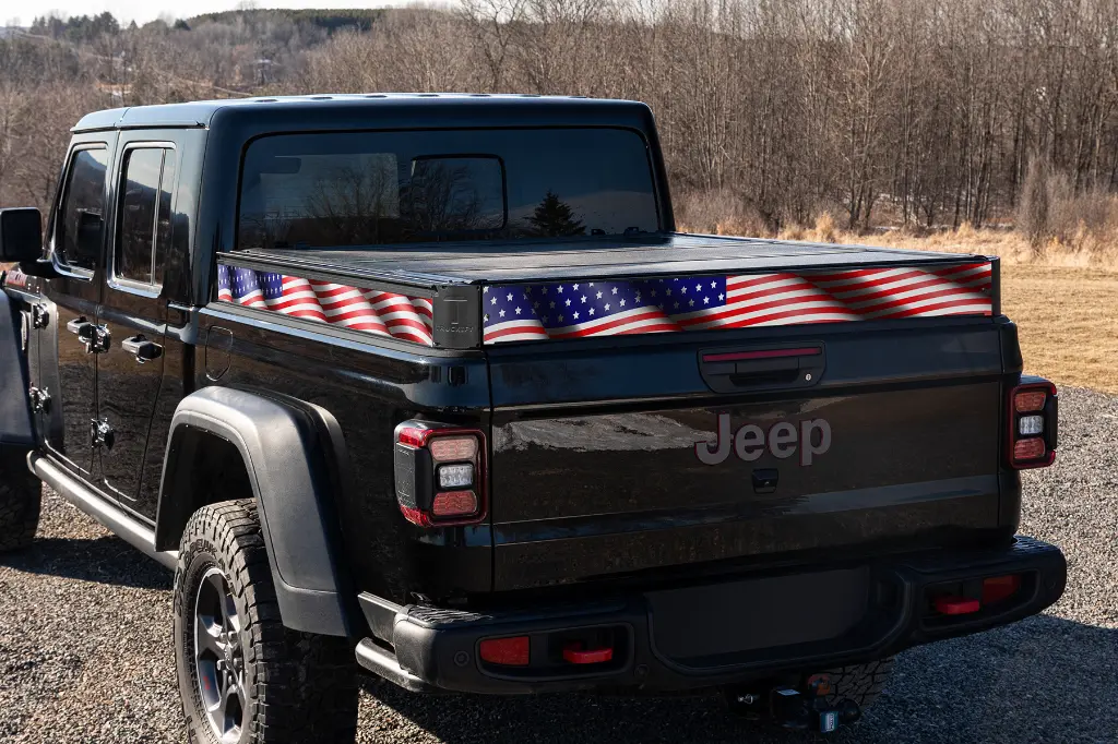 Jeep-CU3Qtr-waving-flag.webp